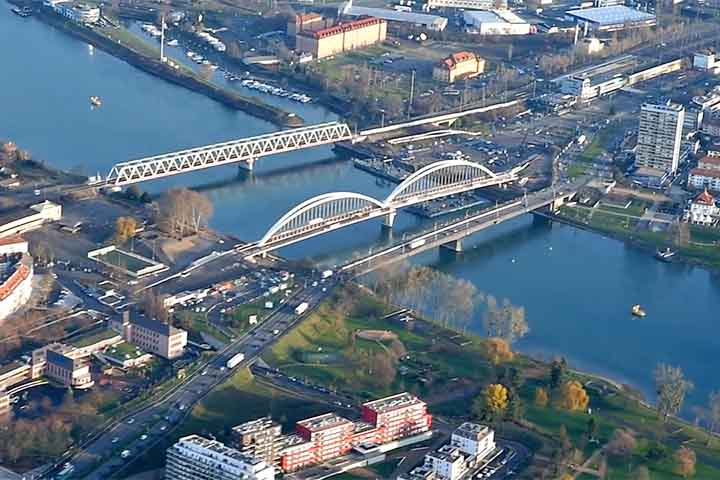 O Reno percorre ou delimita fronteiras de seis países: Suíça, Áustria, Liechtenstein, Alemanha, França e Países Baixos. Essa travessia internacional faz dele um elo natural entre diferentes povos e culturas. Cada trecho revela paisagens distintas, mas todos compartilham a força do mesmo rio.