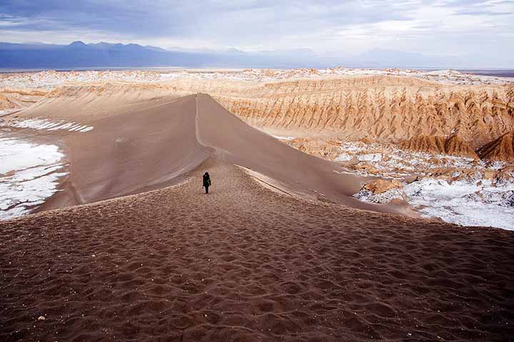 As dunas do Vale da Lua são um convite para caminhadas e contemplação, bem como subir até o topo permite uma vista panorâmica de toda a região. O esforço físico é premiado pela sensação de imensidão e pela beleza da paisagem. Caminhar ali é sentir a força da natureza em movimento: uma experiência que conecta corpo e espírito ao ambiente.