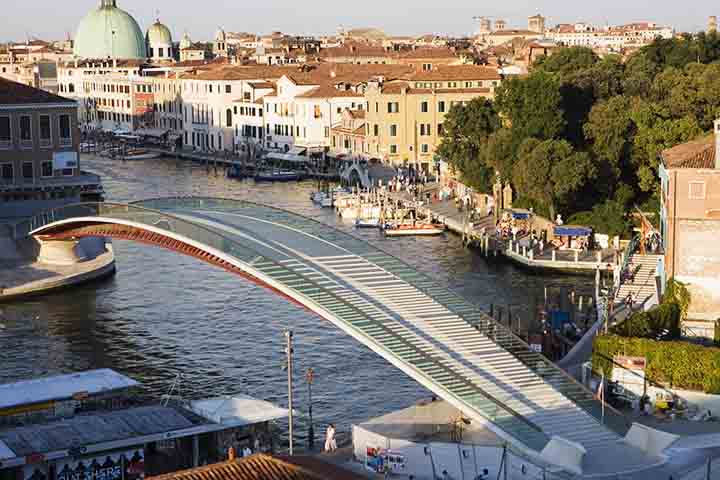 A Ponte da Constituição, inaugurada em 2008, é a quarta ponte sobre o Grande Canal e foi projetada pelo renomado arquiteto Santiago Calatrava. Sua construção gerou debates intensos, pois rompeu com a estética tradicional das pontes venezianas ao introduzir vidro e aço em um cenário histórico. É utilizada diariamente por milhares de pessoas que chegam ou partem da estação ferroviária.