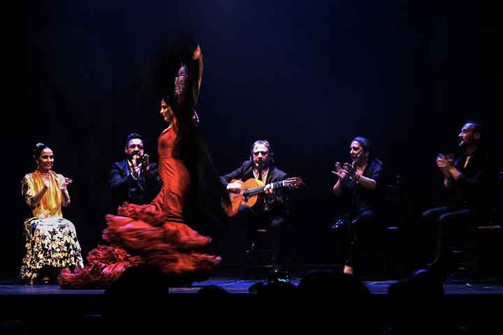 O flamenco nasceu na Andaluzia como expressão popular de dor e alegria. Mistura canto, dança e guitarra em apresentações intensas e emocionantes. É considerado patrimônio cultural imaterial da humanidade pela UNESCO.