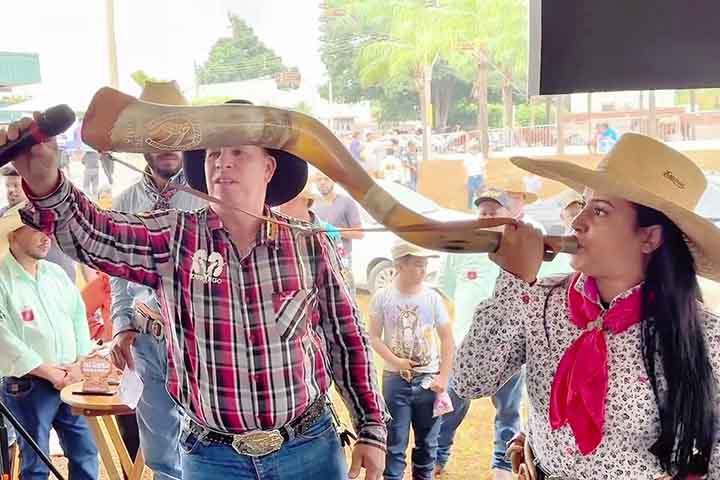 Além da função prática, o berrante tornou-se símbolo cultural do sertão. Ele aparece em festas agropecuárias e celebrações tradicionais.