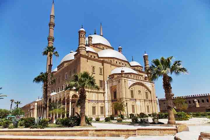 A Mesquita de Muhammad Ali, conhecida como Mesquita de Alabastro, domina o horizonte da Cidadela do Cairo com sua imponência arquitetônica. Sua estrutura otomana impressiona pela cúpula central e pelos minaretes elegantes que se destacam na paisagem. O interior transmite espiritualidade e beleza artística, tornando-se um dos símbolos religiosos mais marcantes da cidade.