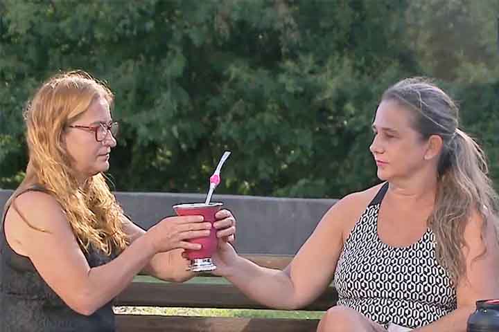 Compartilhar o chimarrão é um gesto de amizade e integração, presente em rodas familiares e encontros comunitários. A prática aproxima pessoas em diferentes contextos, do campo às cidades. O ato de oferecer a cuia é visto como hospitalidade e respeito, reforçando laços coletivos.