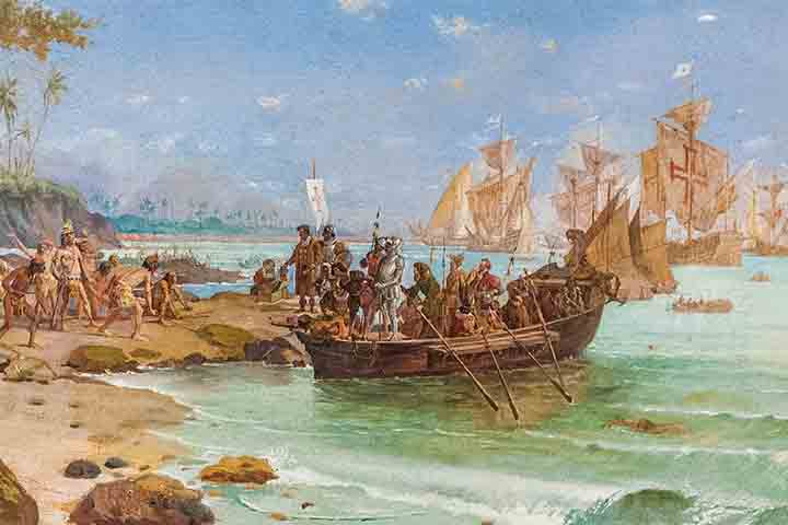 Estima-se que milhões de indígenas viviam na região, organizados em diferentes grupos étnicos e linguísticos, como os tupinambás, tupiniquins, guaranis e muitos outros, com modos de vida próprios, baseados na caça, pesca, agricultura e complexas redes de sociabilidade.
