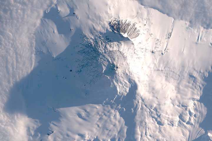 As dunas de cinzas e gelo lembram formações observadas em imagens de Marte, o que torna o Monte Erebus um campo de testes para hipóteses sobre ambientes extraterrestres. A Antártida, nesse sentido, funciona como uma janela para o cosmos. Apesar das condições severas, microrganismos conseguem sobreviver na região em decorrência da adaptação ao frio extremo e à presença de minerais vulcânicos. 