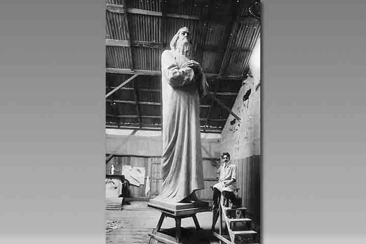 Com 4,5 metros de altura, a estátua de bronze foi esculpída por Francisco de Andrade (1893 - 1952), autor dos bustos de José Bonifácio e Benjamin Constant na Câmara Municipal do Rio de Janeiro, na Cinelândia, e sua inauguração ocorreu em 1926. 
