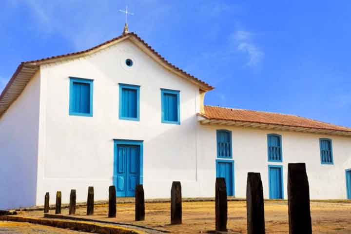 Além de ser uma das construções mais emblemáticas do estado, feita em taipa de pilão, com paredes espessas e traços típicos da arquitetura jesuítica, a igreja guarda ainda uma curiosidade rara: o único altar brasileiro dedicado a São Longuinho, o que atrai fiéis que buscam o santo para recuperar objetos perdidos através da famosa tradição dos três pulinhos.