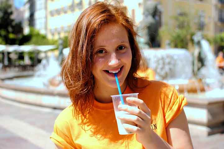 Além de sua importância cultural, a horchata também se destaca como uma alternativa às bebidas lácteas, sobretudo em sua forma tradicional sem leite. Isso a torna uma opção interessante para pessoas com intolerância à lactose ou que seguem dietas vegetais, embora seja importante observar possíveis adições de leite em algumas receitas modernas.
