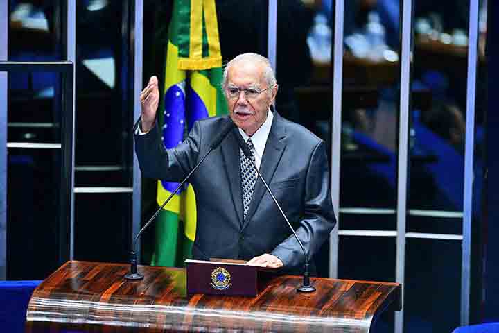 Após deixar a Presidência, Sarney retornou ao Senado, onde manteve protagonismo por décadas. Ele ocupou a presidência da casa legislativa em diferentes momentos, exercendo forte influência sobre pautas legislativas e articulações políticas, em especial nos primeiros mandatos de Lula, sendo aliado estratégico do governo no Congresso Nacional.