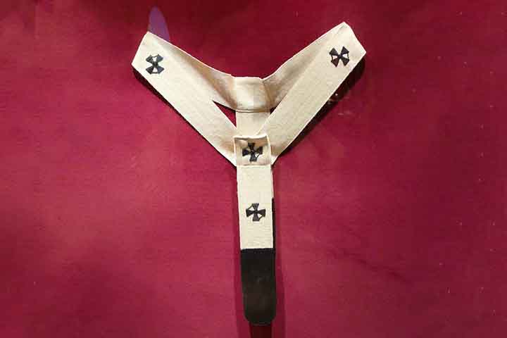 A lã destinada aos pálios é tecida em faixas estreitas, tingida de branco e adornada com cruzes em seda preta. Cada detalhe carrega simbolismo, mas também revela a sofisticação do trabalho artesanal com fibras naturais.