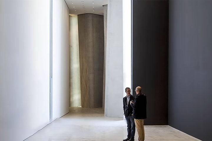 Diferentemente de espaços expositivos silenciosos, o centro incentiva uma participação corporal mais intensa do visitante. As exposições também combinam obras históricas com produções atuais, mostrando a continuidade da influência de Len Lye.