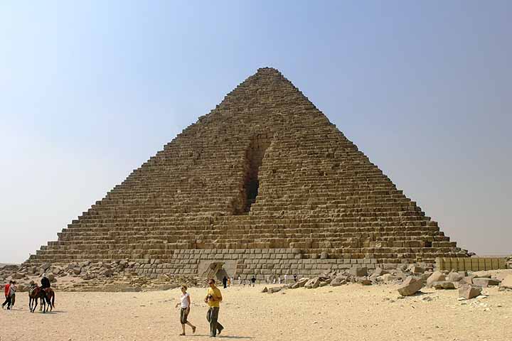 Miquerinos ergueu a terceira pirâmide de Gizé, menor em tamanho, mas igualmente significativa em simbolismo e espiritualidade. Sua imagem foi associada à justiça e à benevolência, diferenciando-se dos antecessores em estilo de liderança. O conjunto de Gizé tornou-se símbolo da força e da permanência da Quarta Dinastia.