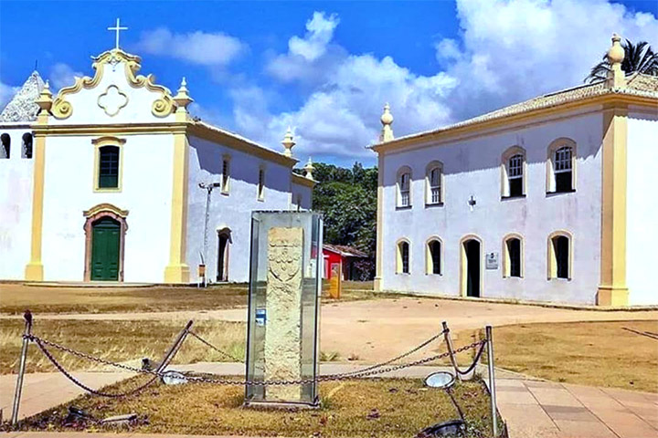 Ao redor do monumento, o espaço urbano foi sendo ocupado por edificações que ajudaram a estruturar a administração colonial, transformando o local em uma espécie de “museu a céu aberto” sobre os primórdios da colonização.
