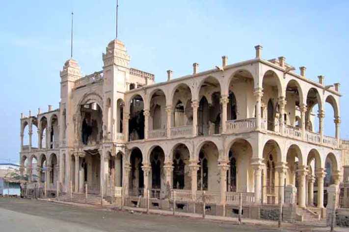 Antigo Banco d'Italia - Massawa ou Mitsiwa, Eritrea - David Stanley/Wikimédia Commons