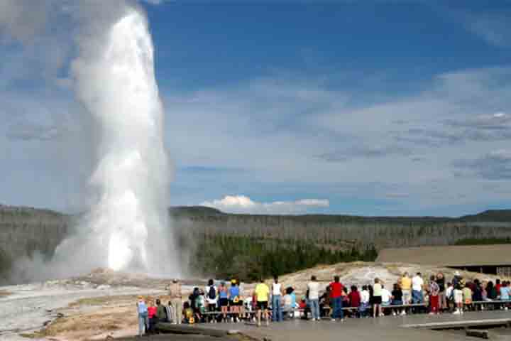 Cada erupção dura de 1,5 a 5 minutos. Esse intervalo é suficiente para que os visitantes apreciem o fenômeno em detalhes, observando a força da água e o vapor que se dissipam no ar. A duração também influencia a quantidade de água expelida, tornando cada erupção única.
