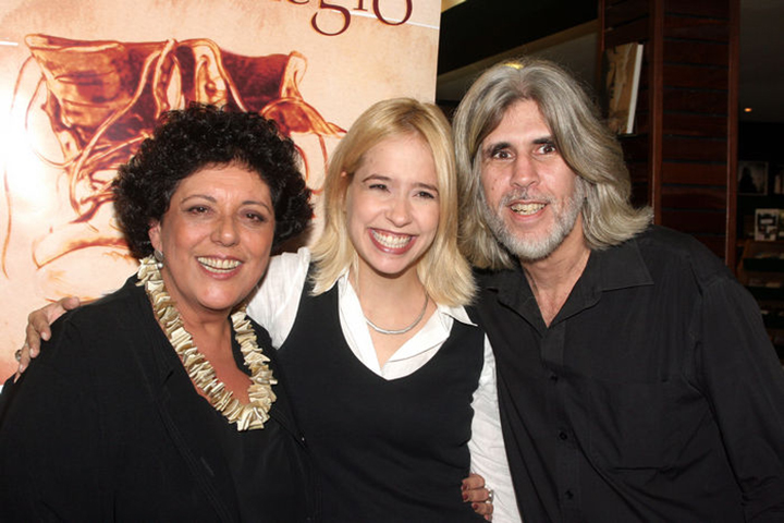 Oswaldo Montenegro foi casado por seis anos com a atriz Paloma Duarte, de quem se separou em 2009. “A Paloma é uma pessoa que eu adoro, admiro profundamente e acompanho”, declarou o artista em entrevista à Globo em 2019, ressaltando como manteve laços com a ex-mulher.
