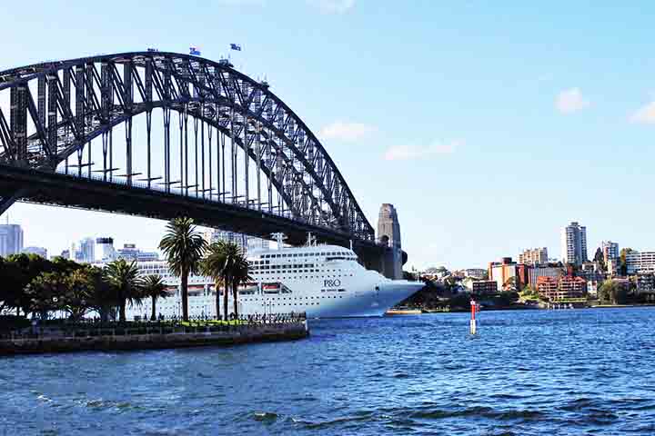 A Baía de Sidney, onde a ponte se ergue, é considerada uma das mais belas do mundo. Suas águas abrigam ferries, veleiros e cruzeiros, compondo uma paisagem que mistura funcionalidade e beleza natural.