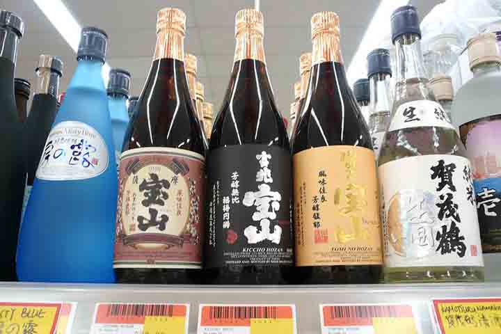 Já o shochu, também japonês, é uma bebida destilada, o que o coloca em outra categoria em relação ao saquê. Ele é produzido a partir de uma base fermentada, que pode incluir arroz, cevada, batata-doce ou outros ingredientes, e depois passa por destilação, concentrando o teor alcoólico. 
