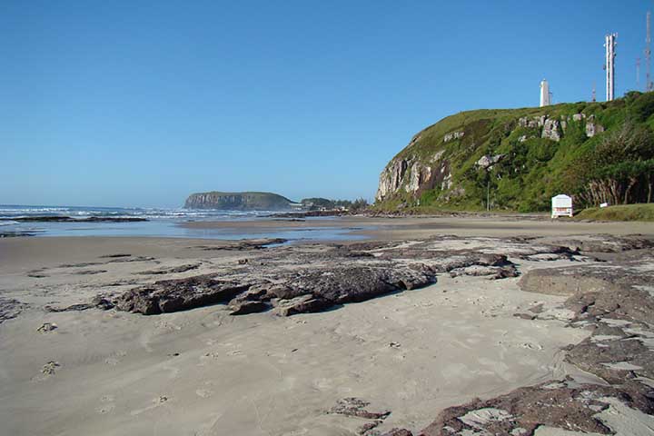 Com trilhas, mirantes e formações como a Torre Sul e o Morro do Farol, o parque da Guarita oferece vistas panorâmicas únicas do litoral gaúcho. Além do valor paisagístico, é uma área de preservação ambiental que protege ecossistemas costeiros e atrai visitantes em busca de natureza e contemplação.
