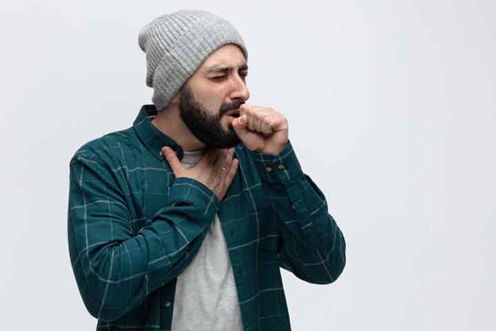 Os sintomas mais comuns incluem tosse persistente por mais de três semanas, febre, sudorese noturna, cansaço e perda de peso. Em alguns casos, a doença pode evoluir de forma silenciosa no início, o que dificulta o diagnóstico precoce e favorece a transmissão. 