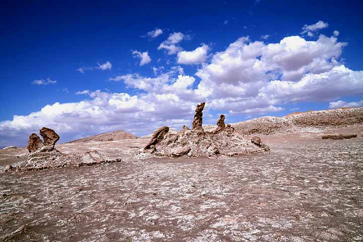 Além das dunas, o Vale da Lua abriga cavernas e formações de sal que brilham sob a luz. Os cristais refletem o sol e criam um espetáculo visual único em meio à exploração das cavernas e o consequente mergulho em um mundo subterrâneo fascinante. Presente nas rochas, o sal é uma riqueza mineral que resulta da evaporação de antigos lagos e, assim, reforça o caráter singular da região.