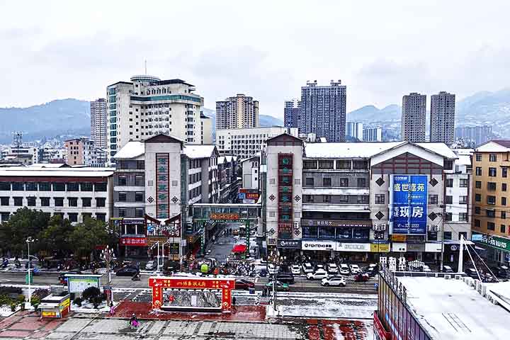 Zhangjiajie tem atualmente cerca de 1,5 milhões de habitantes, segundo dados de censos populacionais (2024). Essa população é composta majoritariamente pelos povos Tujia, Bai e Miao, grupos étnicos que dão riqueza cultural única à região. Suas danças, artesanato e culinária enriquecem a experiência turística. 