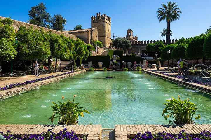 Sevilha é a capital da Andaluzia e um dos centros culturais mais vibrantes da Espanha. A Giralda e o Real Alcázar revelam sua herança mourisca e cristã. A cidade é famosa por sua Semana Santa e pela animada Feria de Abril.