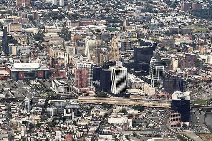 Newark, por outro lado, está situada em Nova Jersey, próxima a Nova York. É considerada uma das cidades mais antigas dos Estados Unidos. Sua posição estratégica a transformou em centro industrial e cultural, com forte ligação ao transporte aéreo e ferroviário.