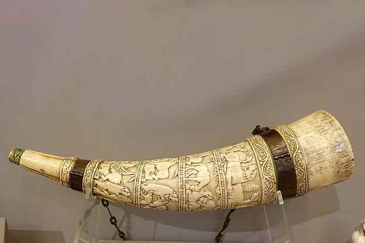 Instrumentos semelhantes existem em outras culturas, como a corneta de caça europeia. Também usada ao ar livre, ela servia para transmitir sinais à distância.