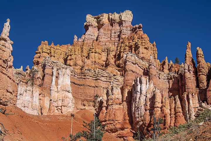 Cada hoodoo geralmente possui uma rocha mais dura no topo, chamada caprock. Essa “capa” protege a base mais macia contra a erosão contínua. É por isso que muitos hoodoos parecem colunas com chapéus delicados equilibrados no alto.