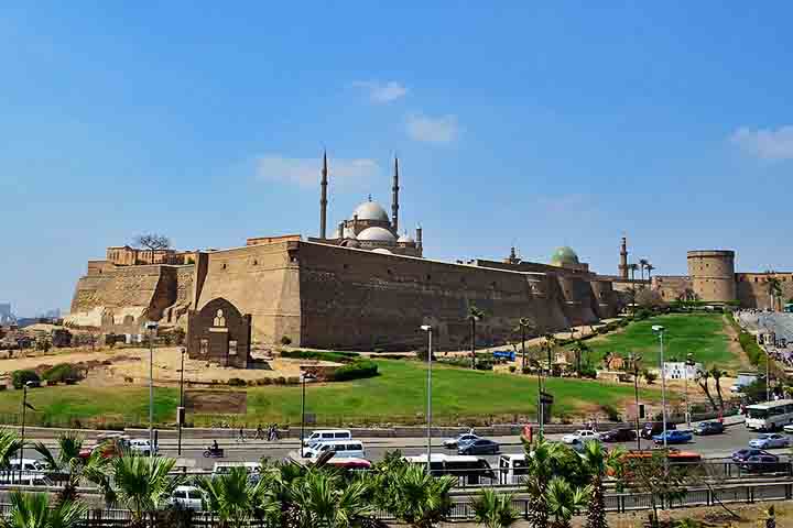 Construída no século 12, a Cidadela de Saladino é um dos marcos históricos mais importantes do Cairo e guarda séculos de memória. O complexo abriga mesquitas, museus e muralhas que revelam a força política e militar da época. A vista panorâmica da cidade é um dos grandes atrativos, oferecendo uma experiência que une história e contemplação.
