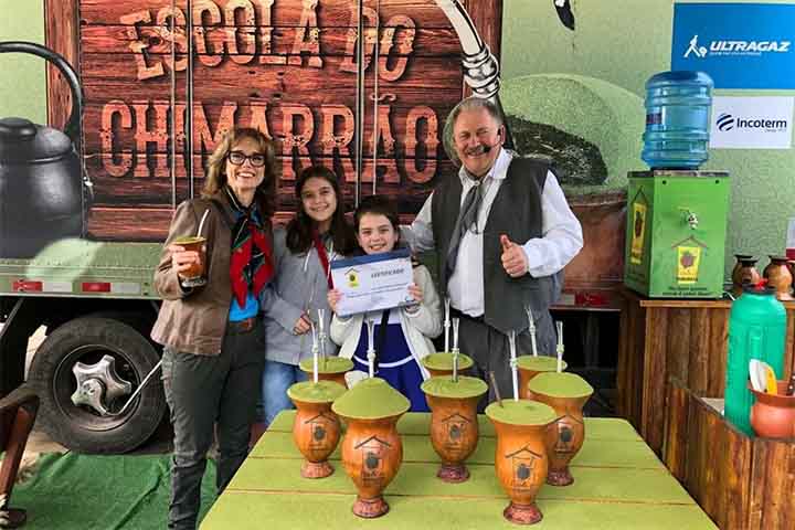 O consumo de chimarrão está associado a estímulo mental e melhora da digestão. Seus antioxidantes ajudam na proteção celular e no bem-estar geral. A bebida conecta prazer cultural a vantagens fisiológicas que reforçam sua popularidade.
