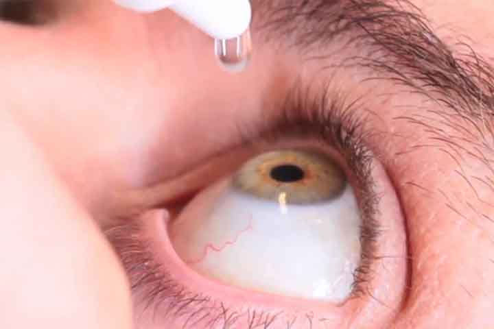 Em relação ao cuidado dos cílios, alguns hábitos simples no dia a dia já fazem diferença. É importante manter a higiene, lavar os cílios e as pálpebras com água e produtos suaves, como sabonete neutro, além de remover a maquiagem com cuidado, usando produtos hipoalergênicos. Outro ponto essencial é evitar coçar os olhos, principalmente com as mãos sujas, para não causar irritações ou danos aos cílios.
