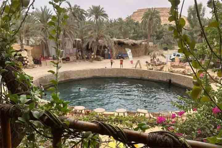 Oásis próximos como Farafra são habitados por comunidades que preservam tradições antigas, e artesanato e hospitalidade fazem parte da experiência dos visitantes. A convivência com os moradores locais enriquece a compreensão cultural do deserto, oferecendo uma dimensão humana ao ambiente árido. O contato humano complementa a beleza natural da paisagem e fortalece a ligação entre cultura e natureza.