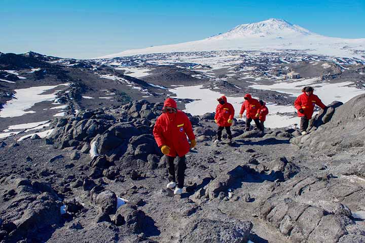 Expedições científicas ao Monte Erebus começaram com exploradores britânicos no século 19 e, desde então, o local atraiu missões internacionais em busca de conhecimento. A duna se tornou, desse modo, parte da narrativa da exploração polar.