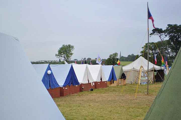 As atividades ao ar livre contribuem para a saúde física e mental, enquanto o engajamento em ações comunitárias fortalece o senso de cidadania e solidariedade. 
