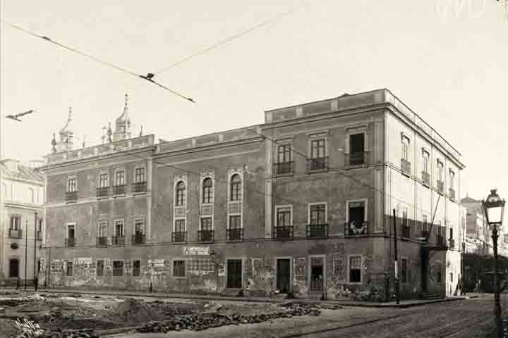 A localização da estátua tem associação direta com o período colonial. Isso porque o edifício atual foi construído no terreno onde funcionava a antiga Cadeia Velha, estrutura que teve papel central durante a administração portuguesa no Brasil e que chegou a abrigar presos políticos, entre eles o próprio Tiradentes, que ficou detido no local alguns dias antes de sua execução, em 21 de abril de 1792. 