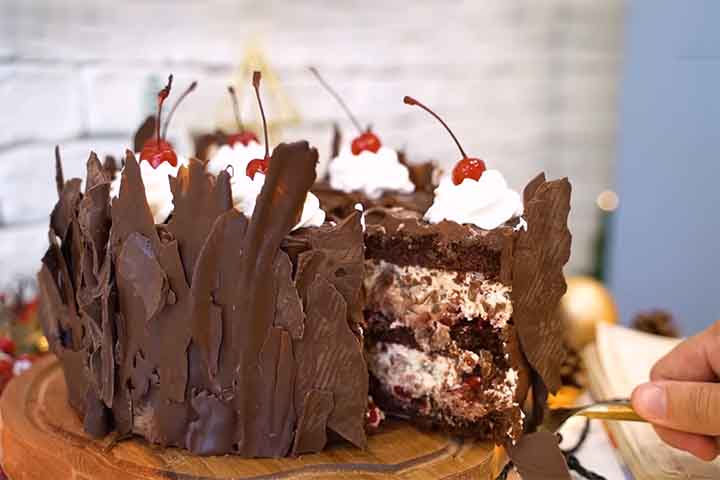 A culinária da região é famosa pelo bolo Floresta Negra, feito com chocolate, cerejas e chantilly. Vinhos e destilados locais também são destaque. A gastronomia reflete a riqueza agrícola e cultural da região.