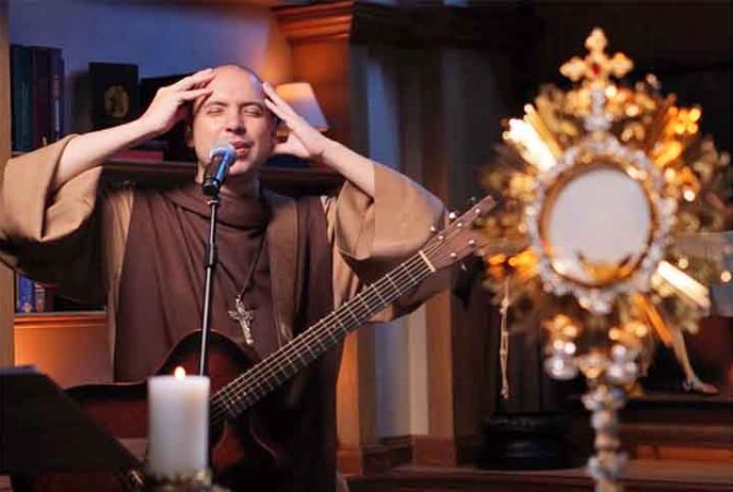 Frei Gilson é alvo de críticas após dizer que mulher ‘nasceu para auxiliar o homem’