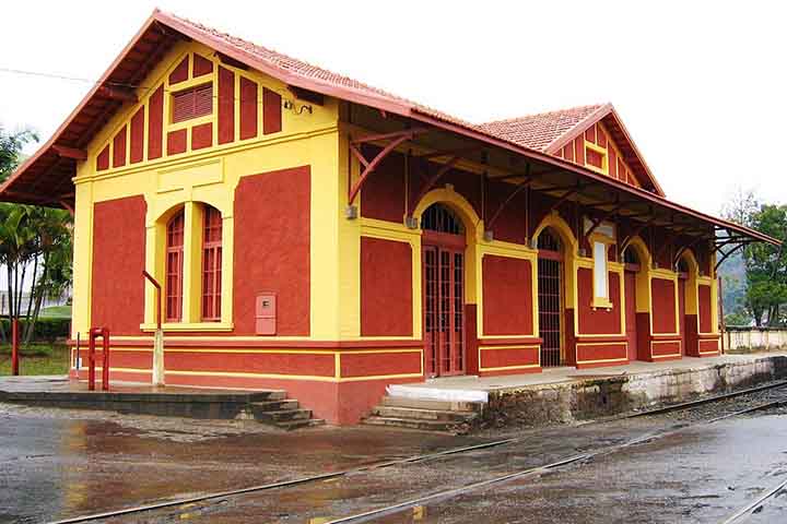 A locomotiva histórica, considerada uma das maiores em operação no país, resgata a memória ferroviária e oferece uma experiência que mistura paisagem e nostalgia. A Vila de Luís Carlos, com construções preservadas do início do século 20, concentra cafés, restaurantes e pequenas lojas que reforçam o clima acolhedor do destino.