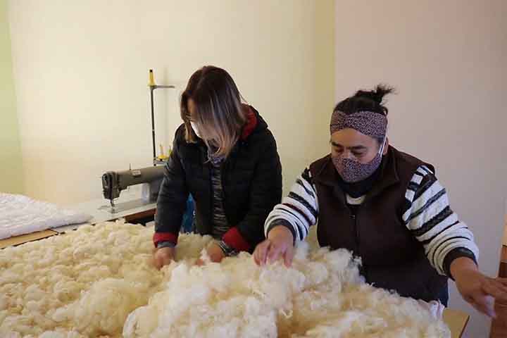 A produção de lã não se limita ao uso religioso. Ela é base de indústrias têxteis que movimentam economias locais e globais, desde pequenos artesãos até grandes fábricas.