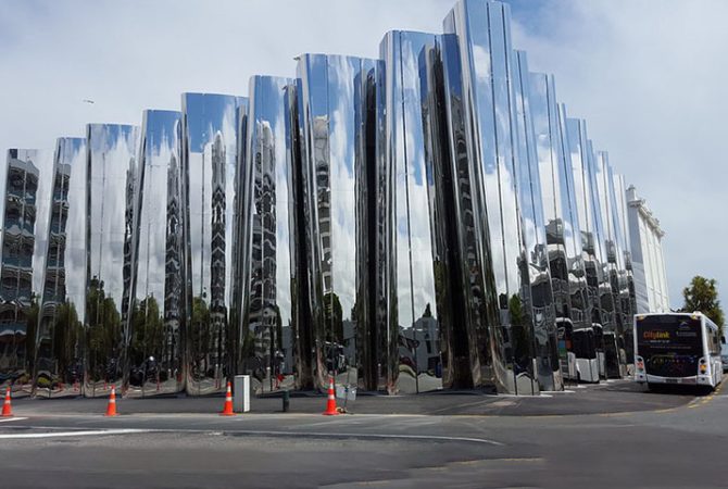 Edifício espelhado na Nova Zelândia com esculturas em movimento e experiências sensoriais atrai visitantes