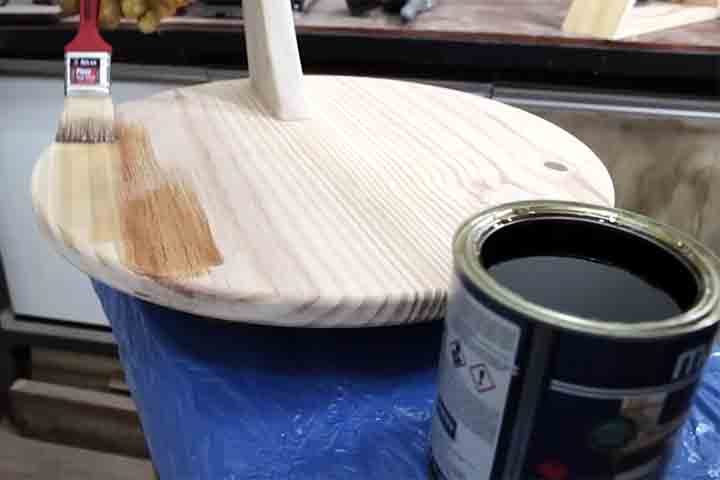 Diante dessas limitações, profissionais do setor costumam optar por alternativas ao verniz tradicional. Óleos naturais, stains e acabamentos impregnantes são frequentemente indicados para essas madeiras, pois penetram melhor nas fibras e acompanham suas características naturais, oferecendo proteção sem comprometer a estética.
