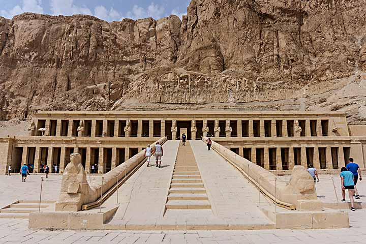 Hatshepsut foi uma das poucas mulheres a governar como faraó, destacando-se pela diplomacia e pelo comércio internacional que ampliaram a prosperidade. Seu templo em Deir el-Bahari é uma obra-prima arquitetônica que celebra sua legitimidade e poder. O reinado trouxe estabilidade e riqueza, consolidando sua posição única na história egípcia.