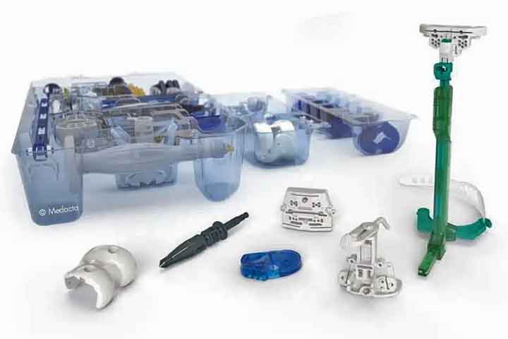 Na área médica, o nylon é usado em suturas, próteses e instrumentos cirúrgicos. Sua biocompatibilidade e resistência garantem segurança em procedimentos delicados. Além disso, permite esterilização sem perder propriedades físicas. Essa versatilidade reforça a importância do nylon em salvar vidas e apoiar avanços na saúde.