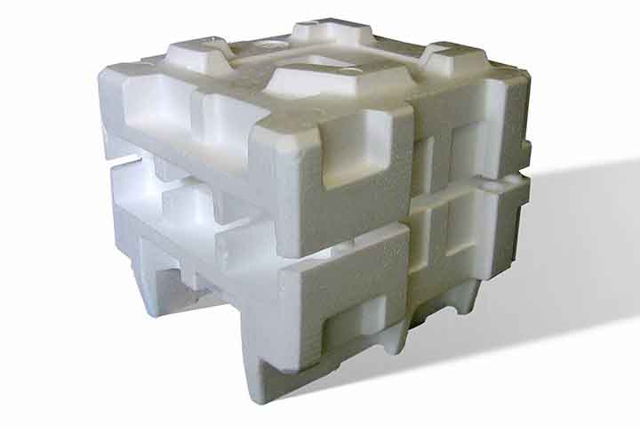 O PS (Poliestireno) é encontrado em copos descartáveis e isopor, sendo leve e barato. Sua fragilidade e baixa reciclabilidade conectam conveniência imediata a problemas ambientais duradouros. A substituição por alternativas sustentáveis é cada vez mais debatida em políticas públicas.