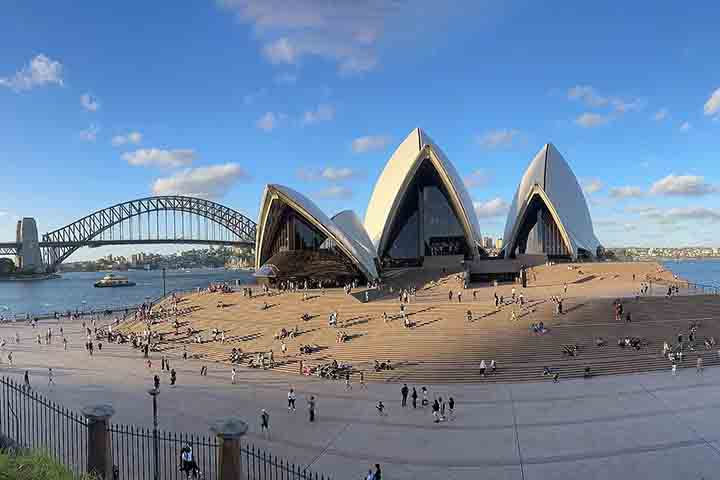 Poucos metros da ponte, a Ópera de Sidney, inaugurada em 1973, tornou-se outro ícone mundial. Juntas, ponte e ópera formam uma dupla arquitetônica que define a imagem da cidade e atrai milhões de turistas.