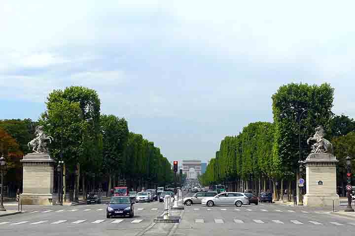 A proximidade com a Champs-Élysées e os Jardins das Tulherias dá à Praça uma posição estratégica no coração de Paris. Ela funciona como elo entre diferentes pontos turísticos e culturais da cidade, atraindo visitantes constantemente. A localização reforça sua importância urbana e histórica, tornando-a indispensável para quem deseja compreender a capital francesa mais a fundo.