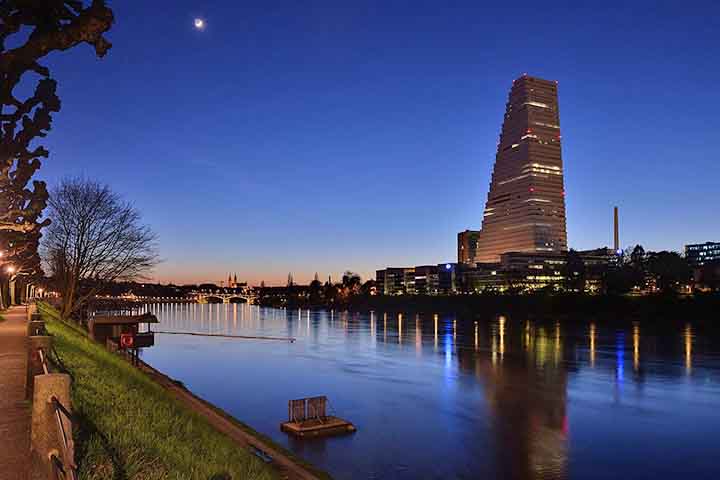 Cidades como Basileia, Estrasburgo, Colônia e Roterdã se desenvolveram às margens do Reno. Essas metrópoles se tornaram centros culturais e econômicos, impulsionadas pelo comércio fluvial. O rio é, portanto, motor de desenvolvimento urbano e humano.
