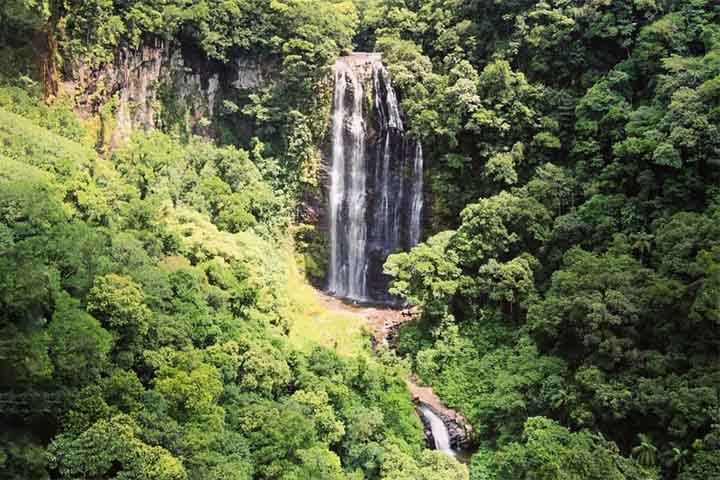 Próximo à área rural de Torres está a Cachoeira dos Borges, uma das maiores quedas d’água da região sul, com cerca de 40 metros de altura. O acesso envolve trilhas em meio à vegetação nativa, o que reforça seu caráter preservado. O local encanta pela força das águas e pelo cenário natural exuberante, sendo um destino procurado por quem busca contato direto com a natureza. 
